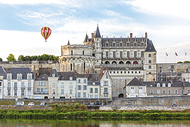 Hot-air balloon in the sky above the castle, Amboise, UNESCO World Heritage Site, Indre-et-Loire, Loire Valley, France, Europe