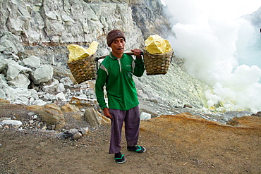 Sulphur miner of Ijen volcano, Eastern Java, Indonesia, Southeast Asia, Asia