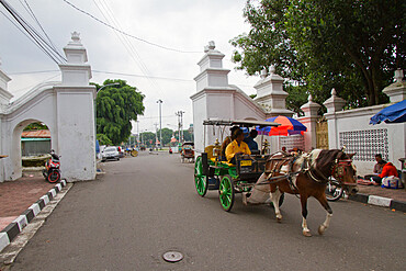 Horse and carriage on the streets of Yogyakarta, Java, Indonesia, Southeast Asia, Asia