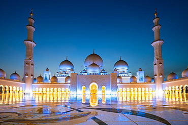 Abu Dhabi's magnificent Grand Mosque lit up during the evening blue hour, Abu Dhabi, United Arab Emirates, Middle East