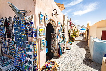 Souvenir shops selling pictures, magnets and jewellery in Oia, Santorini, Cyclades, Greek Islands, Greece, Europe