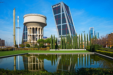 Parque Cuarto Deposito with Kio towers, Madrid, Spain, Europe