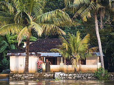 Backwaters near Alleppey (Alappuzha), Kerala, India, Asia