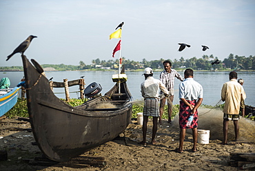 Fishermen on Mahatma Gandhi Beach, Fort Kochi (Cochin), Kerala, India, Asia