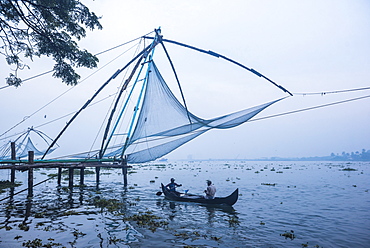 Fishermen at the traditional Chinese fishing nets, Fort Kochi (Cochin), Kerala, India, Asia