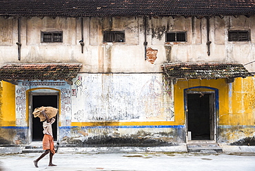 Man carrying a sack of ginger, Fort Kochi (Cochin), Kerala, India, Asia