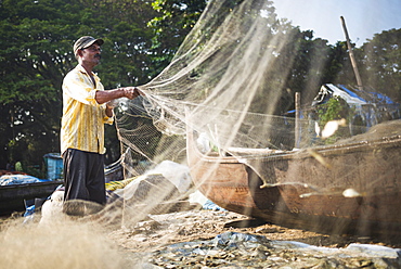 Fisherman on Mahatma Gandhi Beach, Fort Kochi (Cochin), Kerala, India, Asia