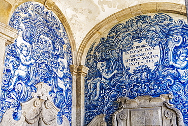 Decoration in the Se do Porto (Porto Cathedral) cloister with blue and white painted tin-glazed ceramic tiles (Azulejos), Porto, Portugal, Europe