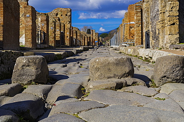 Street paved in a cobblestone fashion, the main ancient city street with stepping stones, raised blocks and houses, Pompeii, UNESCO World Heritage Site, Campania, Italy, Europe