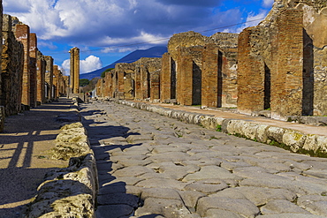 Wide street lined with plebeians houses and structured formation of cobblestoned path with higher kerbs to wash away debris, Pompeii, UNESCO World Heritage Site, Campania, Italy, Europe