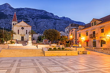 St. Mark's Church on the main square of Makarska with the Biokovo mountain range in the background, Makarska, Croatia, Europe