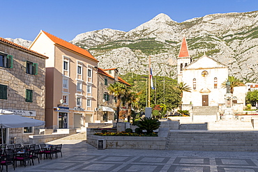 St. Mark's Church on the main square of Makarska with the Biokovo mountain range in the background, Makarska, Croatia, Europe