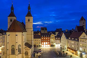 City view with the Neupfarrkirche at Neupfarrplatz at dusk, Regensburg, Bavaria, Germany, Europe