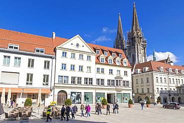 View to the Cathedal of St. Peter seen from Neupfarrplatz, Regensburg, Bavaria, Germany, Europe