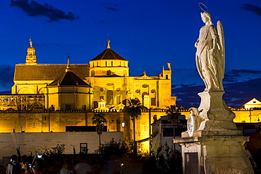 Statue on the Roman Bridge and the Mosque-Cathedral (Great Mosque of Cordoba) (Mezquita), UNESCO World Heritage Site, at dusk, Cordoba, Andalusia, Spain, Europe