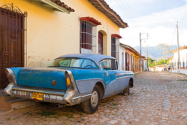 Old car parked on cobbles, Trinidad, UNESCO World Heritage Site, Sancti Spiritus, Cuba, West Indies, Caribbean, Central America