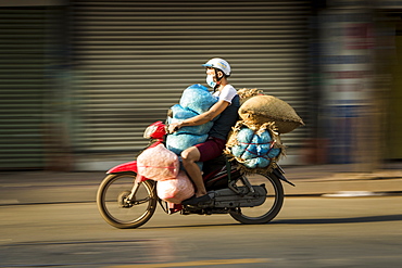 Fully packed mopedist, Ho Chi Minh City, Vietnam, Indochina, Southeast Asia, Asia