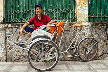 Rickshaw man waiting for a customer, Ho Chi Minh City, Vietnam, Indochina, Southeast Asia, Asia