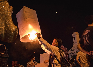 Releasing lanterns, Yee Peng and Loy Krathong Festival, Chiang Mai, Thailand, Southeast Asia, Asia