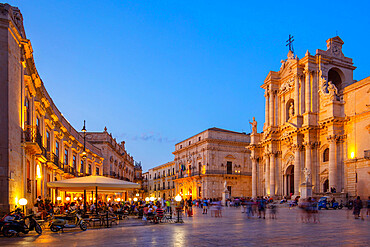 Piazza Duomo, Ortigia, Siracusa, Sicily, Italy, Europe