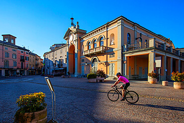 Cyclist in Moncalvo, Piedmont, Italy, Europe