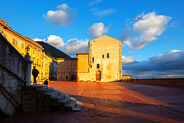 Piazza Grande, Gubbio, Province of Perugia, Umbria, Italy, Europe