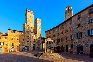 Piazza della Cisterna, San Gimignano, UNESCO World Heritage Site, Siena, Tuscany, Italy, Europe