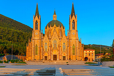 Minor Basilica of the Addolorata of Castelpetroso, Isernia, Molise, Italy, Europe