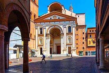 Piazza Mantegna and Basilica of Sant'Andrea, Mantova (Mantua), Lombardia (Lombardy), Italy, Europe