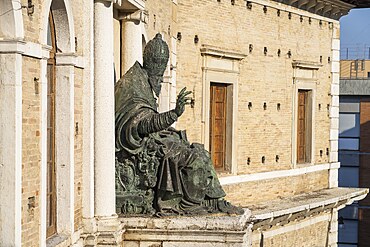 Accursio Baldi known as Sansovino, statue of Sixtus V, 1588, Palazzo dei Priori, Fermo, Ascoli Piceno, Marche, Italy