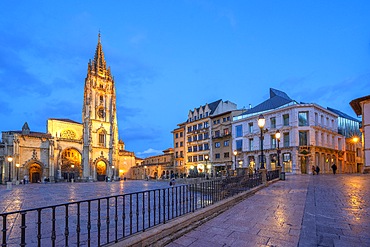 Alfonso II el Chaste Square, Cathedral of the Holy Savior,, Oviedo, Asturias, Spain