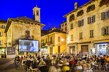 Outdoor cinema, Piazza Motta, Orta San Giulio, Piemonte (Piedmont), Italy, Europe