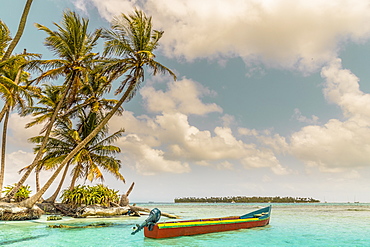 A colourful boat on the beautiful Island Pelicano in the San Blas Islands, Kuna Yala, Panama, Central America