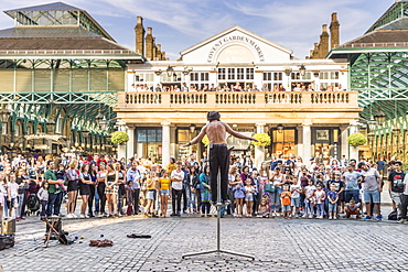 A street performer in Covent Garden Market in Covent Garden, London, England, United Kingdom, Europe