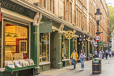 A traditional street scene in Covent Garden, London, England, United Kingdom, Europe