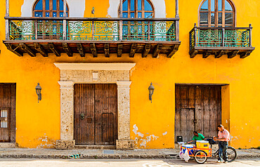 A colourful street scene in the old town, Cartagena de Indias, Colombia, South America