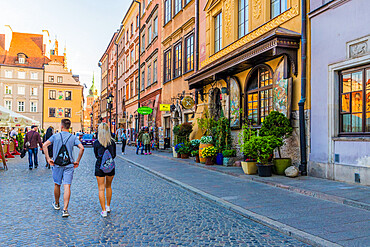 A restaurant in the colourful Old Town Market Place Square in the old town, UNESCO World Heritage Site, Warsaw, Poland, Europe