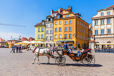 A horse drawn carriage in Castle Square in the old town, UNESCO World Heritage Site, Warsaw, Poland, Europe