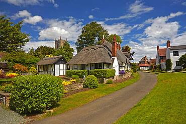 The classic English village of Welford-on-Avon with the thatched Ten Penny cottage alongside Boat Lane, Welford-on-Avon, Warwickshire, England, United Kingdom, Europe