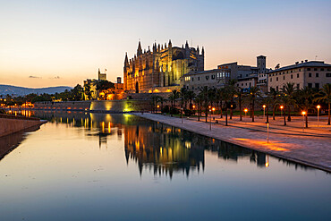 Catedral de Palma (Palma Cathedral) at sunset, Palma, Majorca, Balearic Islands, Spain, Mediterranean, Europe