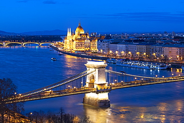 View over Danube River with Chain Bridge and Parliament, UNESCO World Heritage Site, Budapest, Hungary, Europe