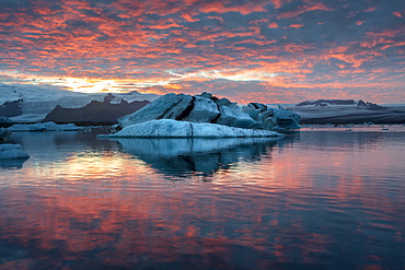 Incredible sunset in winter above Jokulsarlon Glacial Lagoon, Jokulsarlon, South Iceland, Iceland, Polar Regions