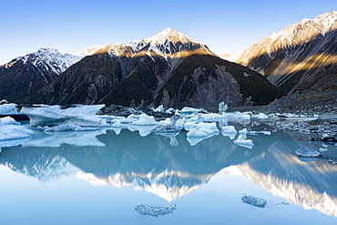 Hooker Glacier Lake, Mount Cook (Aoraki), Hooker Valley Trail, UNESCO World Heritage Site, South Island, New Zealand, Pacific