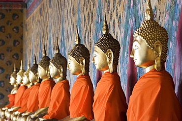 Seated Buddha statues in a row at Wat Pho (Wat Phra Chetuphon) (Temple of the Reclining Buddha), Bangkok, Thailand, Southeast Asia, Asia