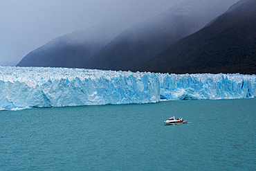 Tourist boat in front of Perito Moreno Glacier in Los Glaciares National Park, UNESCO World Heritage Site, Santa Cruz Province, Patagonia, Argentina, South America