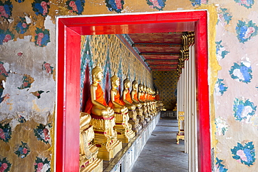 Gold Buddha statues in Wat Arun (The Temple of Dawn), Bangkok, Thailand, Southeast Asia, Asia