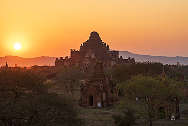 Sunset above Stupas in Bagan (Pagan), Myanmar (Burma), Asia