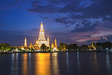 Wat Arun (Temple of Dawn) reflected at twilight in Bangkok, Thailand, Southeast Asia, Asia