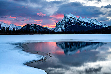 Sunrise at Vermilion Lakes in the Canadian Rocky Mountains, Banff National Park, UNESCO World Heritage Site, Alberta, Canada, North America