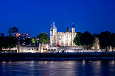 The Tower of London at night, UNESCO World Heritage Site, with River Thames, London, England, United Kingdom, Europe